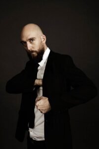 ASBJØRN KROGH NISSEN is JARL KÅRE