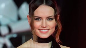 Daisy Ridley, a atriz de Star Wars usa o manto de Batgirl