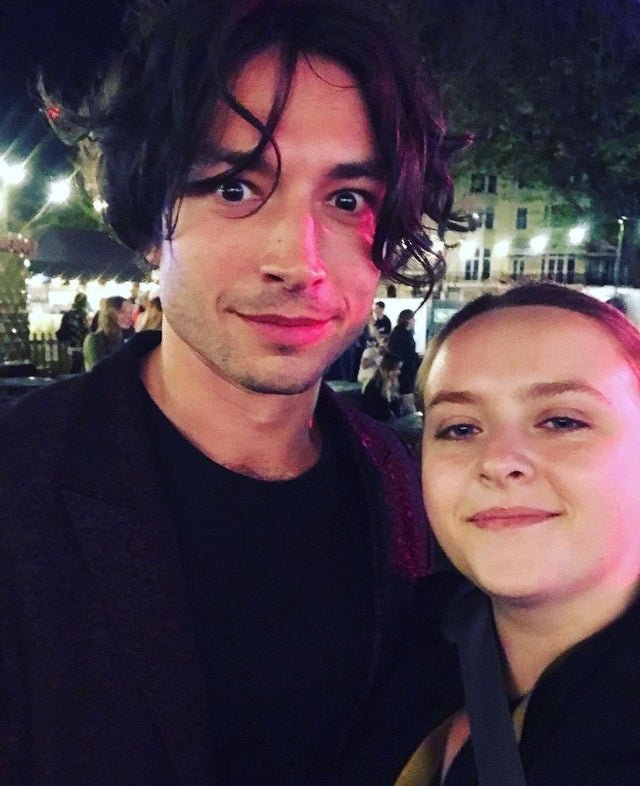Ezra Miller como Barry Allen 
